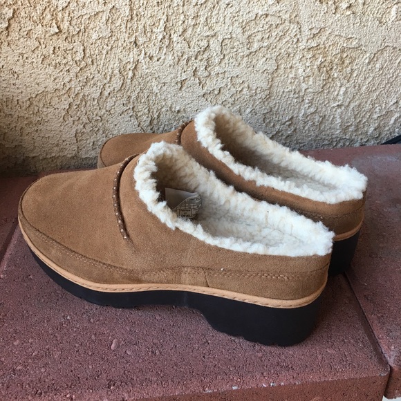 New Ugg CLOG size 8 - Picture 2 of 6